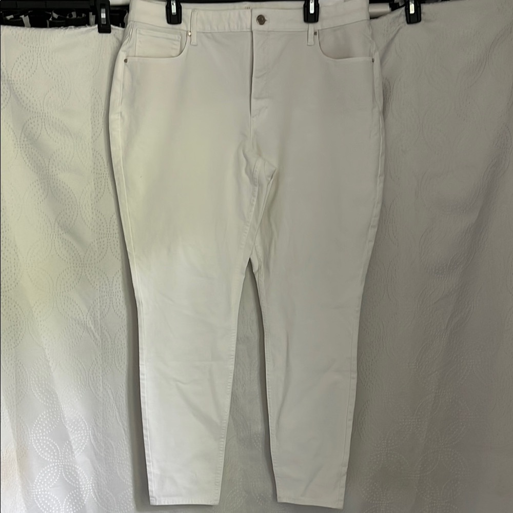 NWT - WHBM Curvy High Rise Ankle Jeans - Size 16 Long